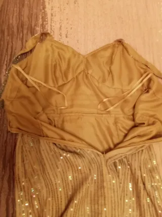 Vestido midi con lentejuelas de ceremonia.