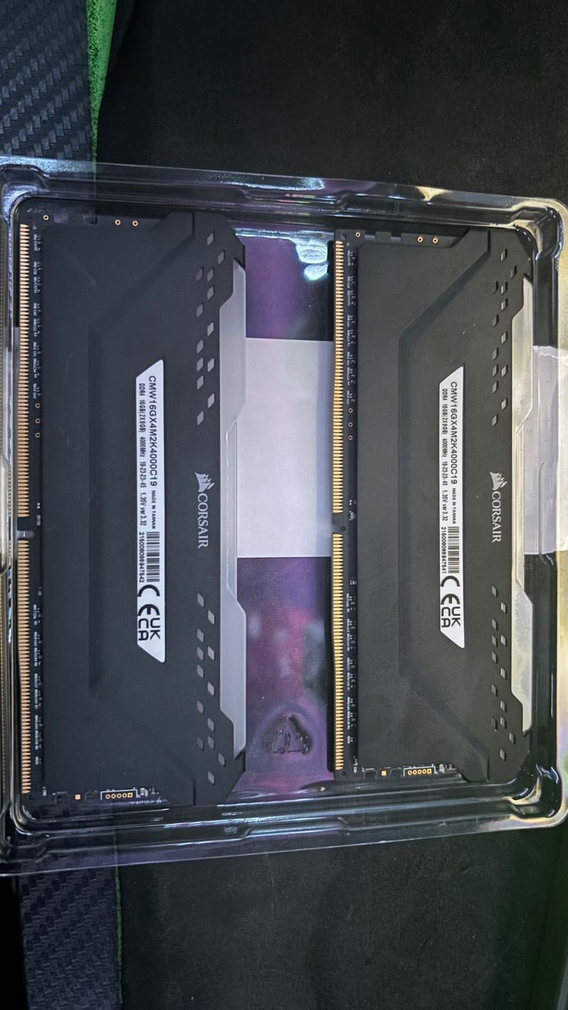RAM Corsair RGB Pro DDR4 4000MHz 16GB (2x8GB)
