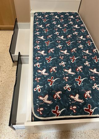 Cama juvenil con cabecero y estanterías