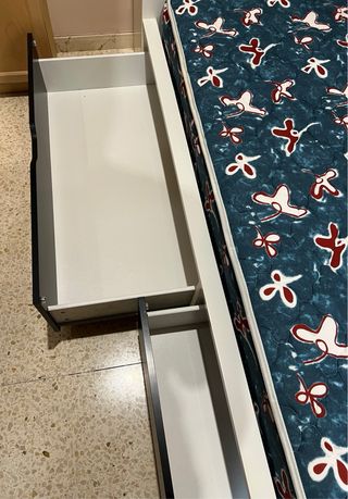 Cama juvenil con cabecero y estanterías