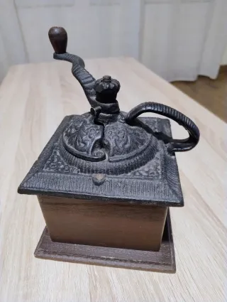 Molinillo de café antiguo decorativo