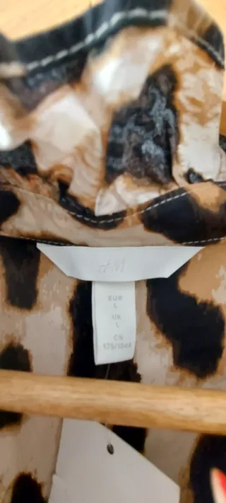 Camisa H&M Animal Print Talla L, con etiqueta