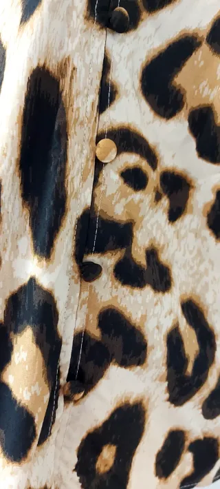 Camisa H&M Animal Print Talla L, con etiqueta