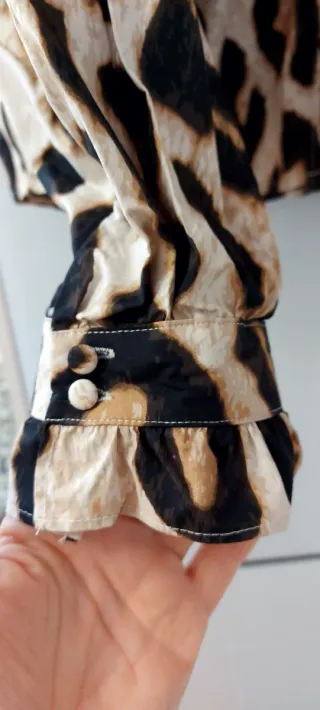 Camisa H&M Animal Print Talla L, con etiqueta