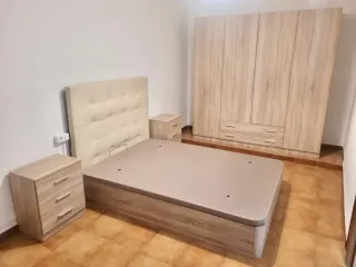 Canapés, colchones, cabezales, armarios, Mesitas