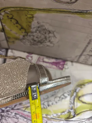 Zapatos de tacón dorados y plateados