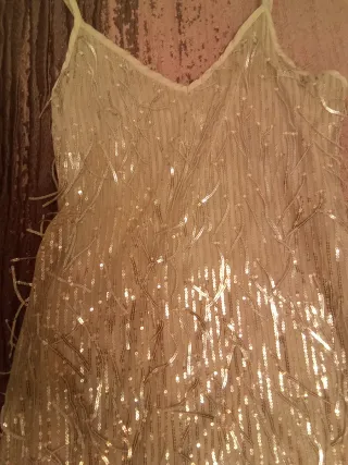 Vestido corto con lentejuelas, talla L.