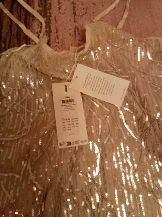 Vestido corto con lentejuelas, talla L.