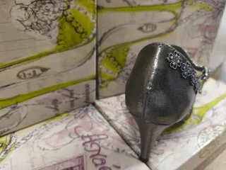 Zapatos de tacón grises y plateados