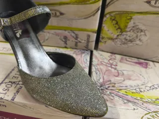 Zapatos de tacón grises y plateados