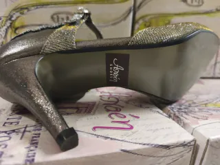 Zapatos de tacón grises y plateados