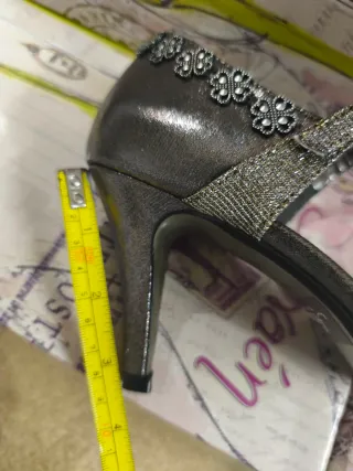 Zapatos de tacón grises y plateados