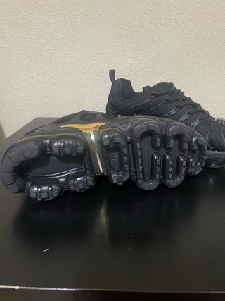 Zapatillas Nike Air Vapormax Plus Negro Dorado