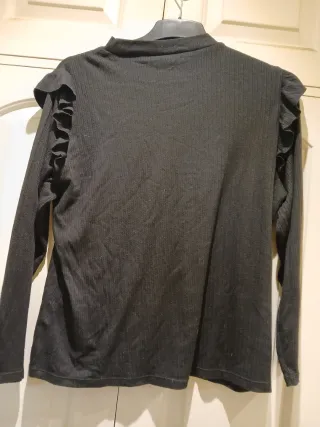 Camiseta negra manga larga con volantes