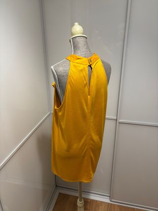 Top Massimo Dutti cuello halter color mostaza