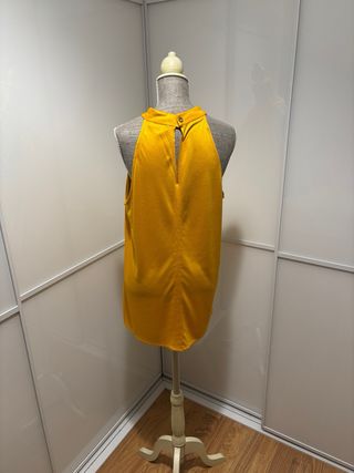 Top Massimo Dutti cuello halter color mostaza