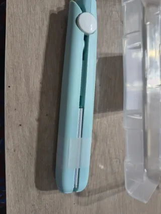 Plancha de pelo mini azul y blanca