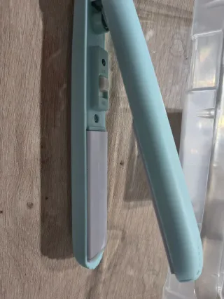 Plancha de pelo mini azul y blanca