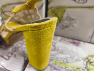 Sandalias de fiesta doradas con pedrería