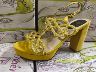 Sandalias de fiesta doradas con pedrería