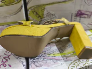 Sandalias de fiesta doradas con pedrería