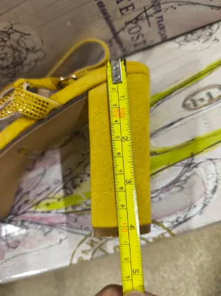 Sandalias de fiesta doradas con pedrería