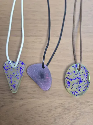 3 collares con colgantes.Hechos a mano.NUEVOS.10E