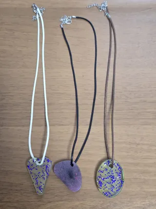 3 collares con colgantes.Hechos a mano.NUEVOS.10E