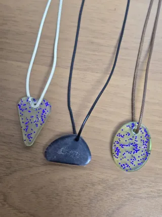 3 collares con colgantes.Hechos a mano.NUEVOS.10E