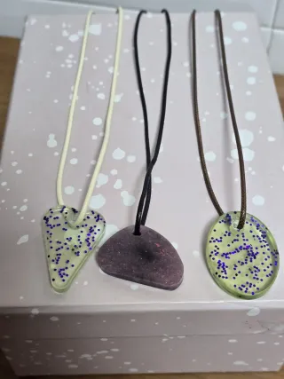 3 collares con colgantes.Hechos a mano.NUEVOS.10E