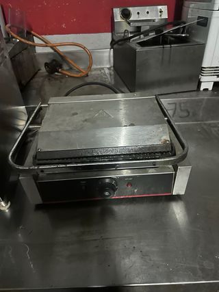 Grill Eléctrico Industrial ( salta la luz )