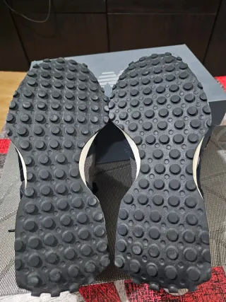 New Balance 327 Talla 44 Negro/Gris