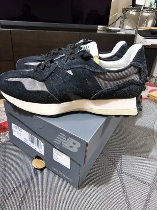 New Balance 327 Talla 44 Negro/Gris