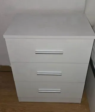 Cómoda de madera y mesitas de noche