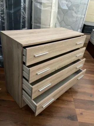 Cómoda de madera y mesitas de noche