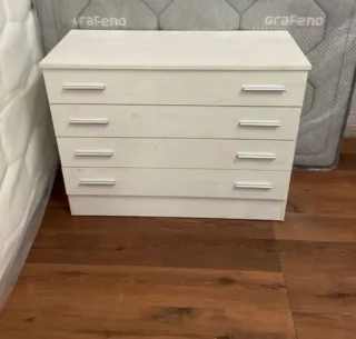 Cómoda de madera y mesitas de noche