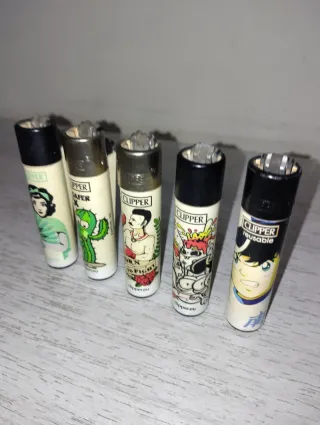 5 accendini Clipper assortiti sfondo bianco