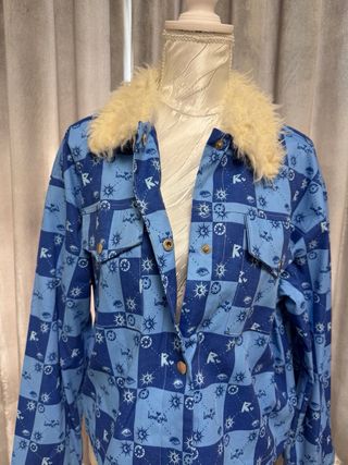 Chaqueta azul con estampado y pelo