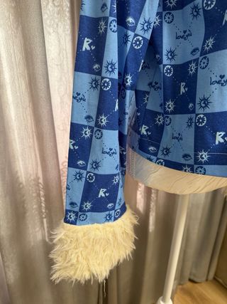 Chaqueta azul con estampado y pelo