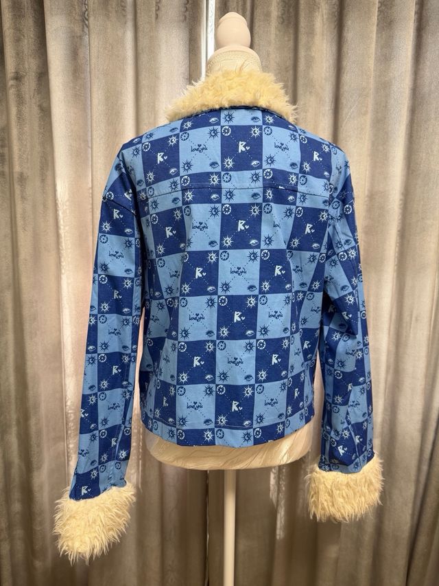 Chaqueta azul con estampado y pelo