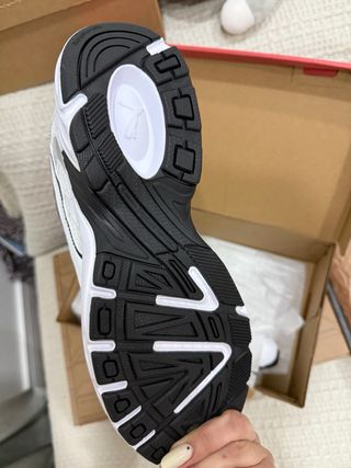 Zapatillas Puma Blancas y Plateadas