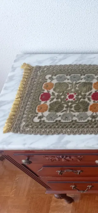 Camino de mesa y 2 tapetes florales