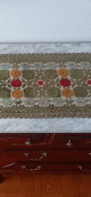 Camino de mesa y 2 tapetes florales