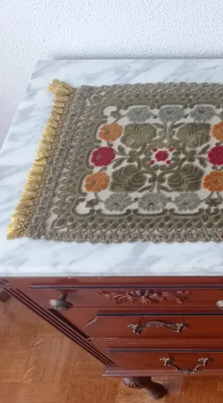 Camino de mesa y 2 tapetes florales