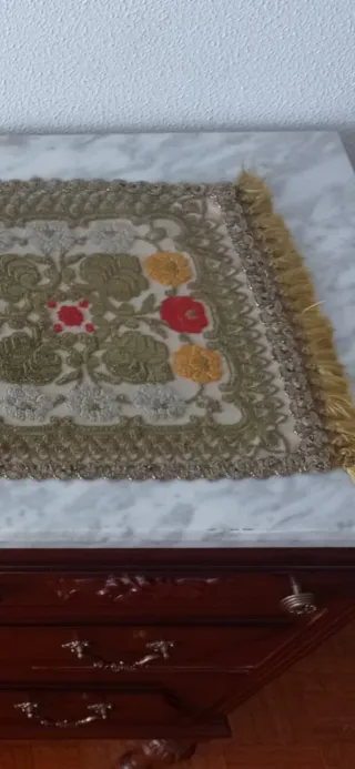 Camino de mesa y 2 tapetes florales