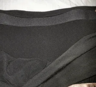 Camiseta negra con lazo dorado