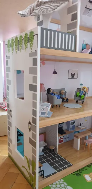 Casita de muñecas con piscina y jardín