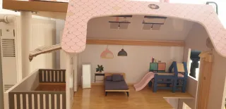 Casita de muñecas con piscina y jardín