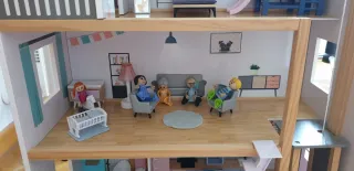 Casita de muñecas con piscina y jardín