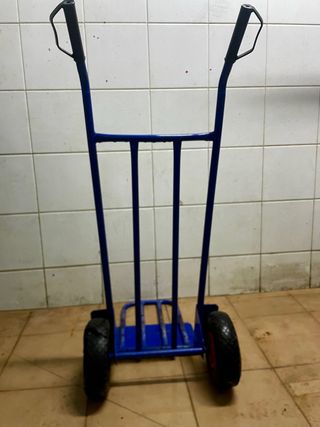 Carretilla azul con ruedas